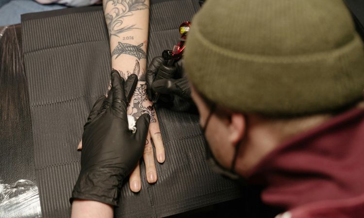 ¿Cuánto tiempo tiene que pasar para repasar un tatuaje?