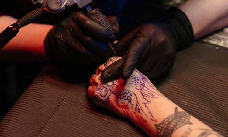 Aprende qué es y cómo bajar el tatuaje con relieve