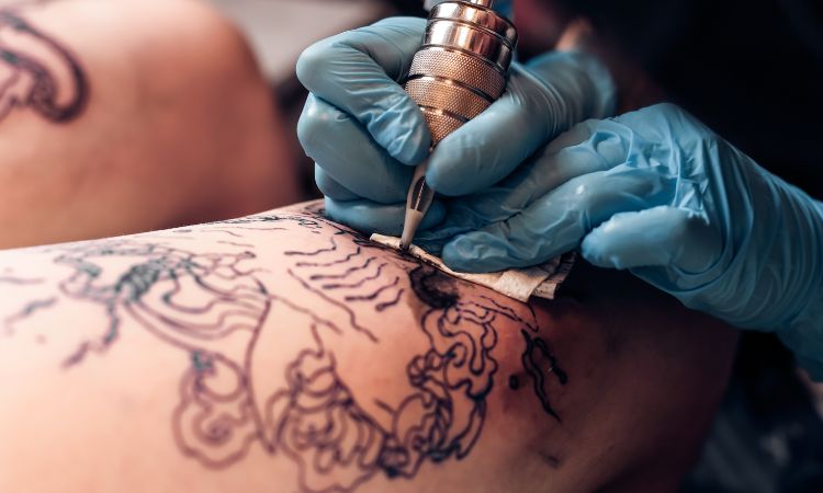 Descubre los tatuajes tebori y su relevancia en el mundo de los tatuajes