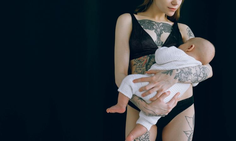 Descubre qué pasa con los tatuajes y lactancia materna y los riesgos