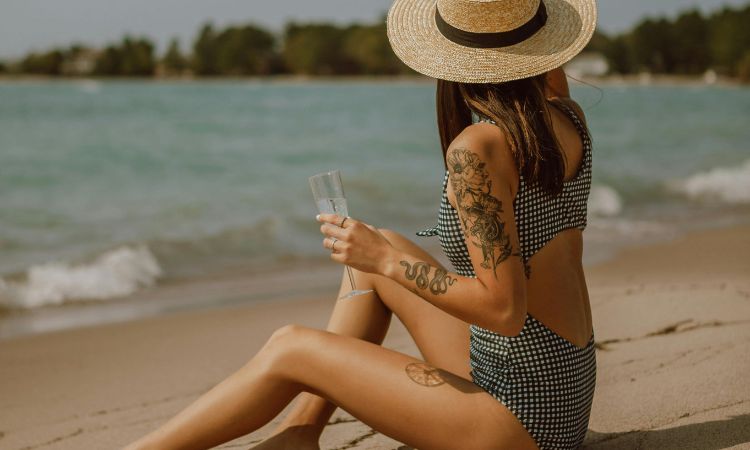 Conoce los riesgos de tatuarse en verano y las precauciones