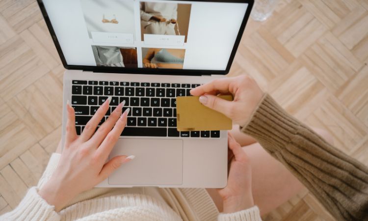 El virtual shopping es una tendencia en auge que conjuga las ventajas del comercio online y el poder de la atención personaliza de la tienda física.